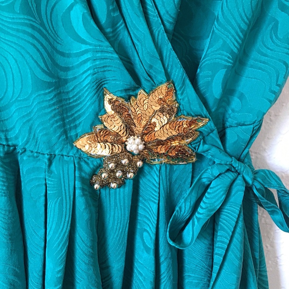 VintageWrapSilkDressSwirls, Gold Sequin Appliqué - Picture 5 of 8